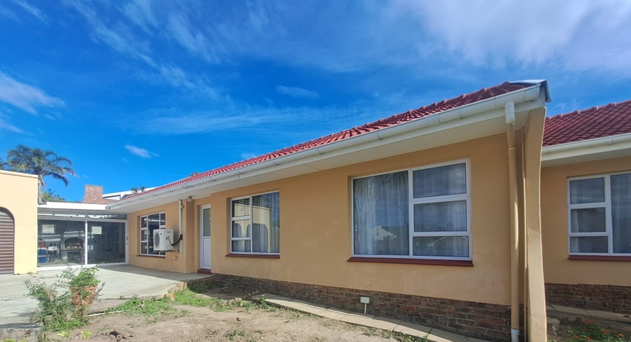 5 Bedroom Property for Sale in Beacon Bay North Eastern Cape